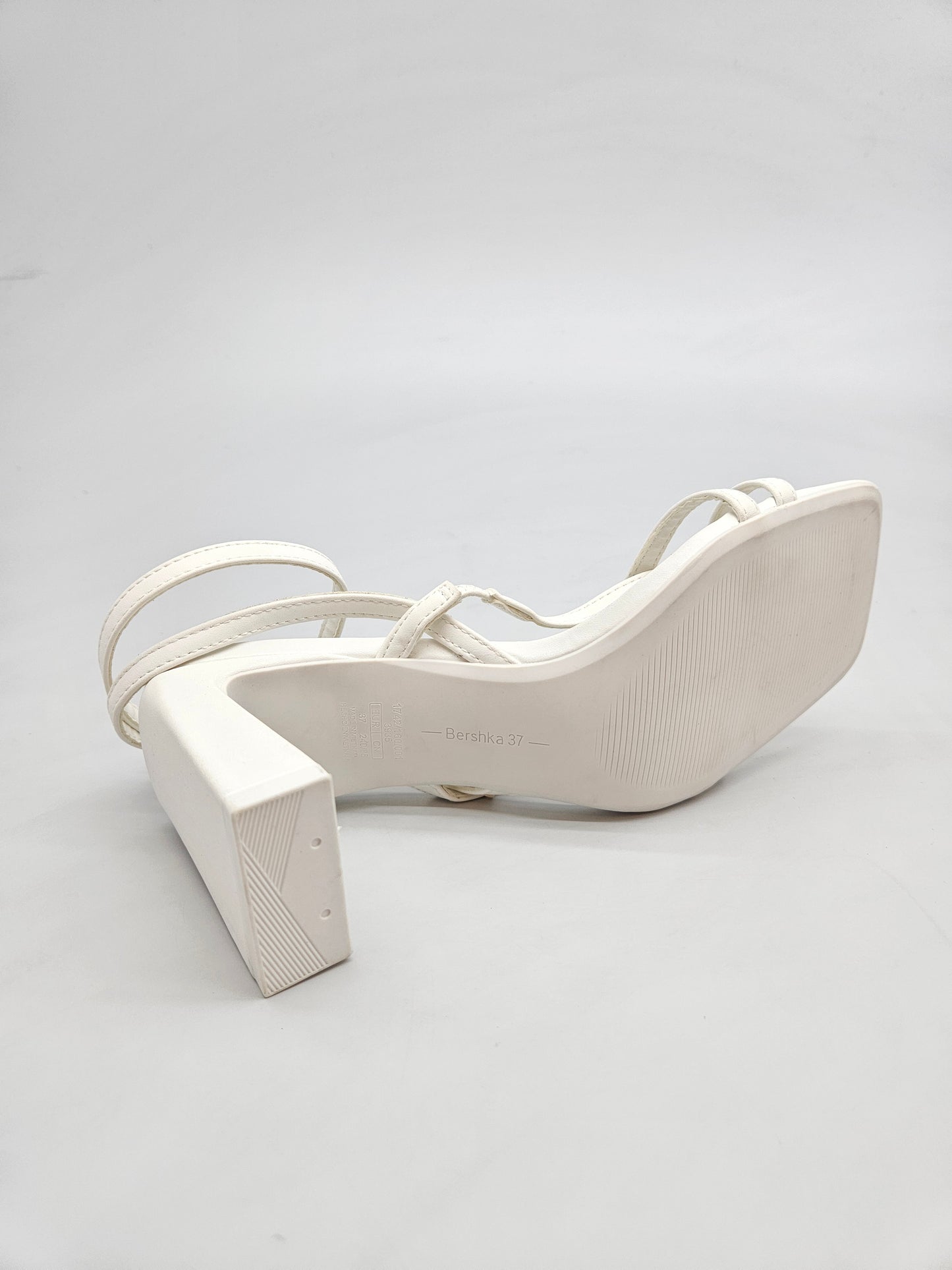 BERSHKA NOVI ORIGINAL SANDALI BR 37