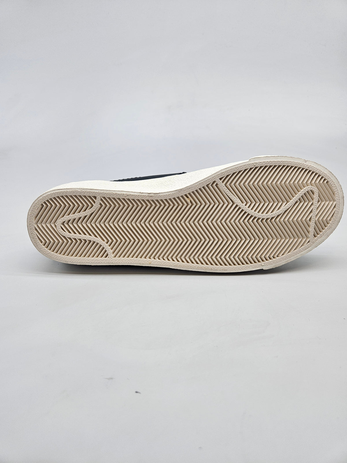 NIKE NOVI PATIKI BR 39