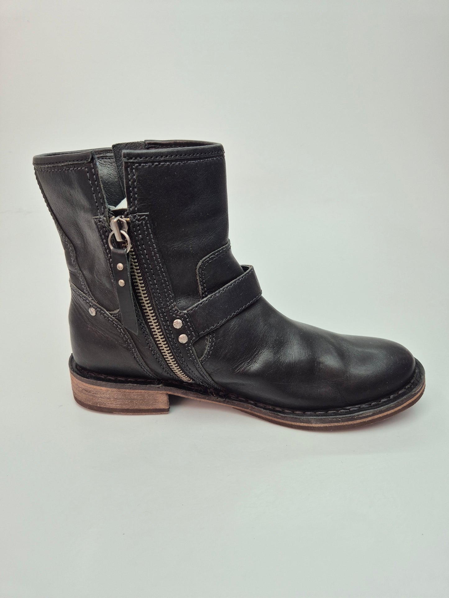 UGG AUSTRALIA ORIGINAL NOVI KOZNI CIZMI BR 38