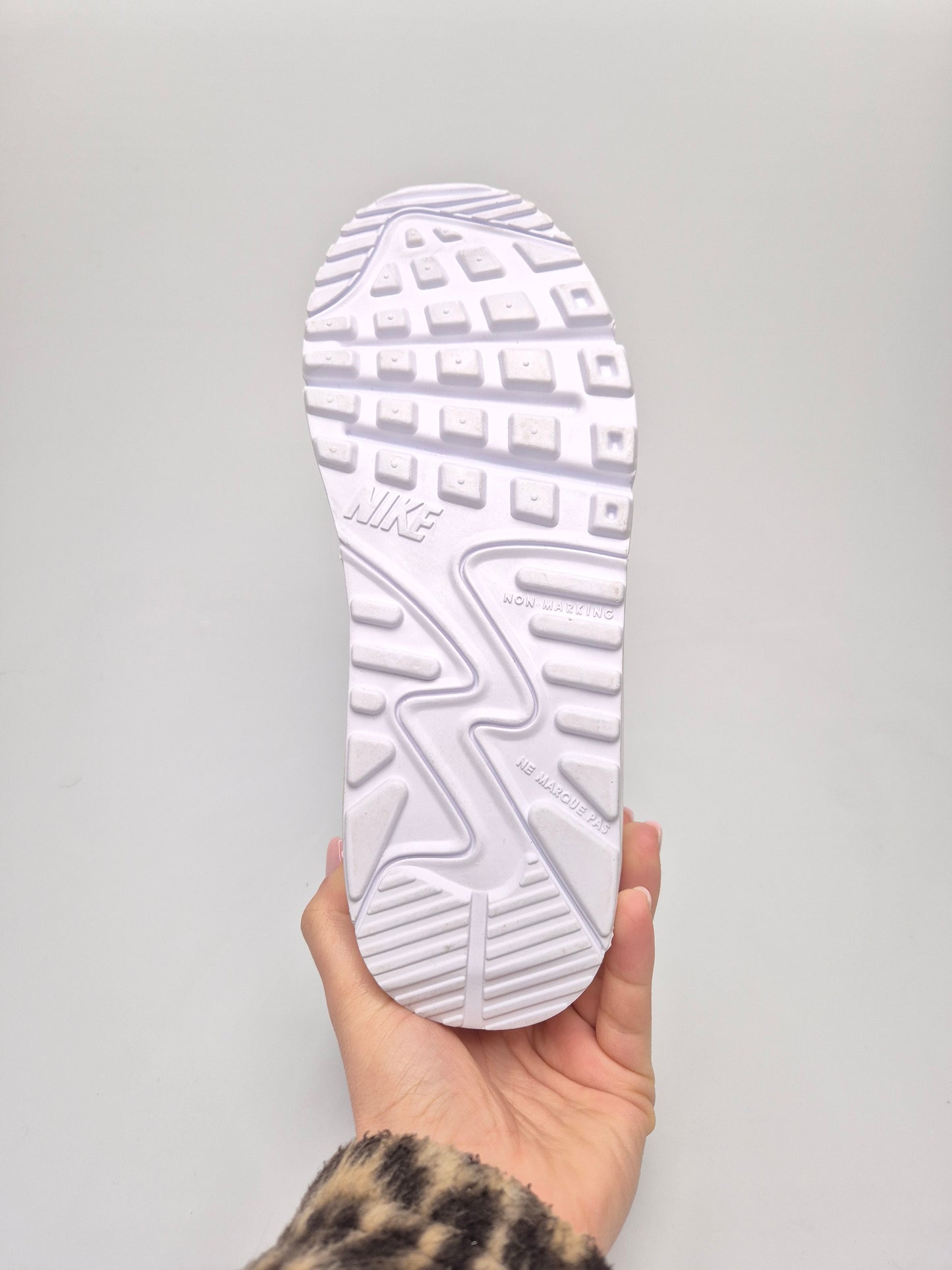 NIKE AIRMAX NOVI ORIGINAL PATIKI BR 39