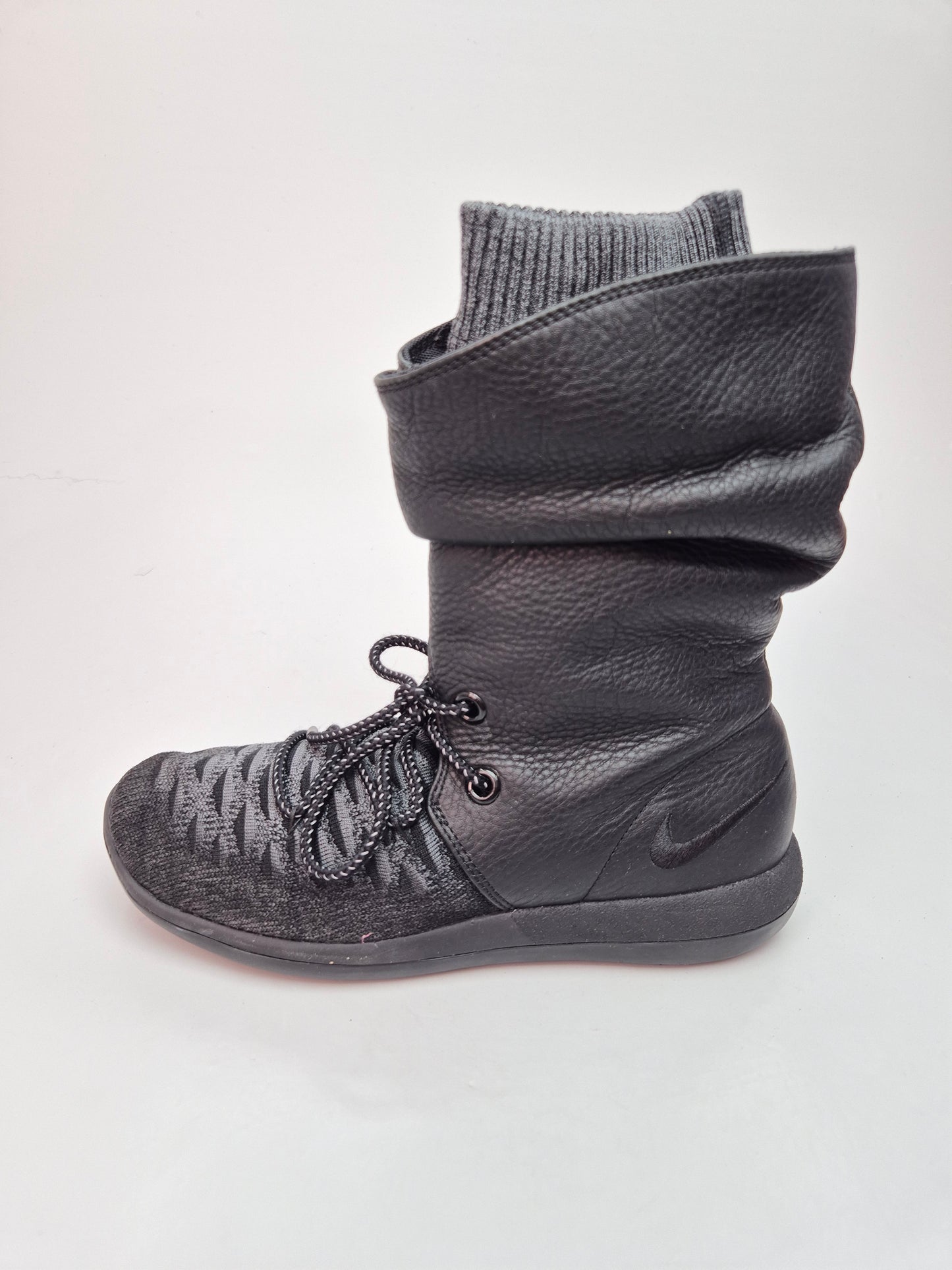 NIKE NOVI ORIGINAL CIZMI BR 38.5