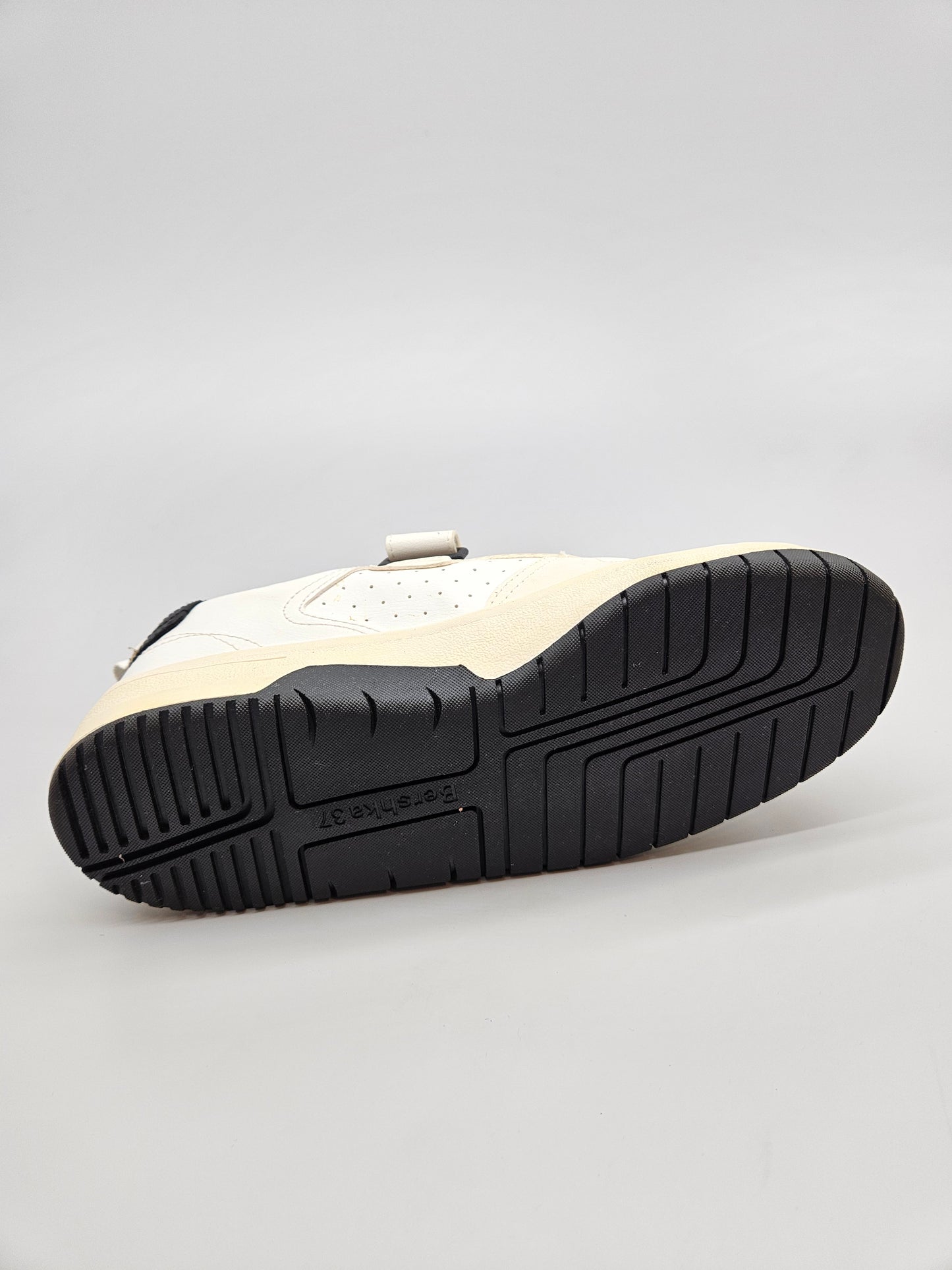 BERSHKA NOVI ORIGINAL PATIKI BR 37