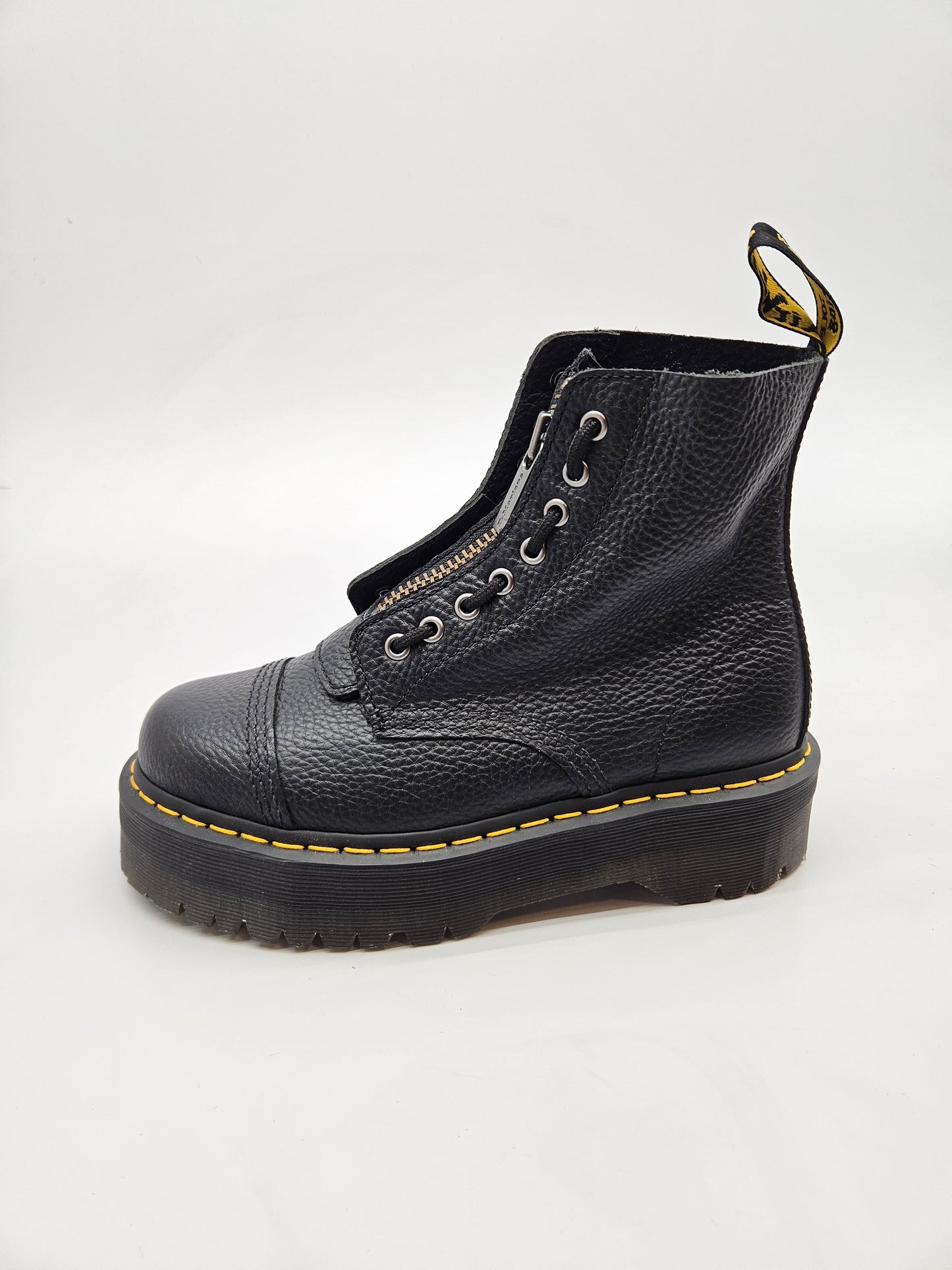 DR MARTINS NOVI ORIGINAL KOZNI CIZMI BR 39