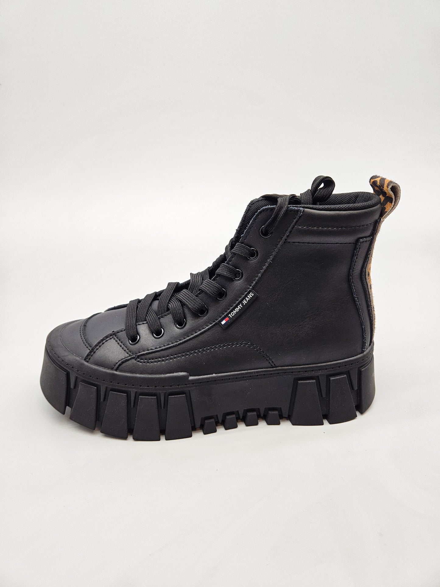 TOMMY HILFIGER ORIGINAL NOVI KOZNI CIZMI BR 39