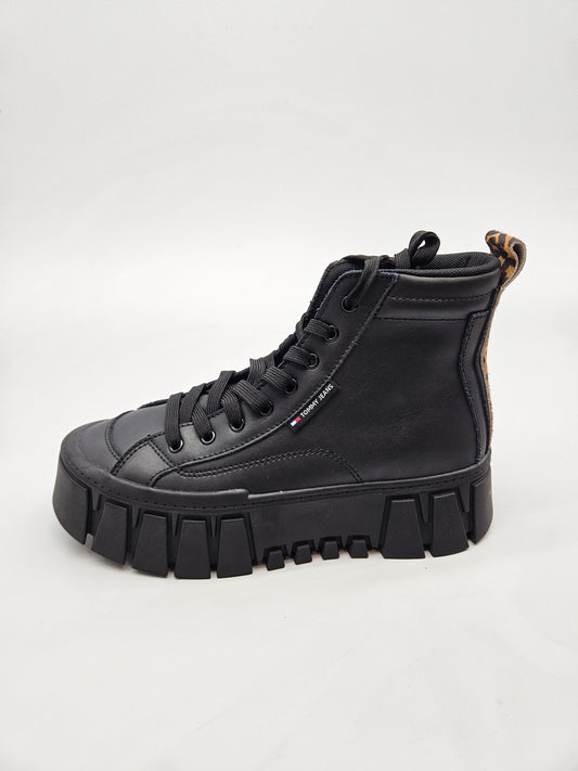 TOMMY HILFIGER ORIGINAL NOVI KOZNI CIZMI BR 39
