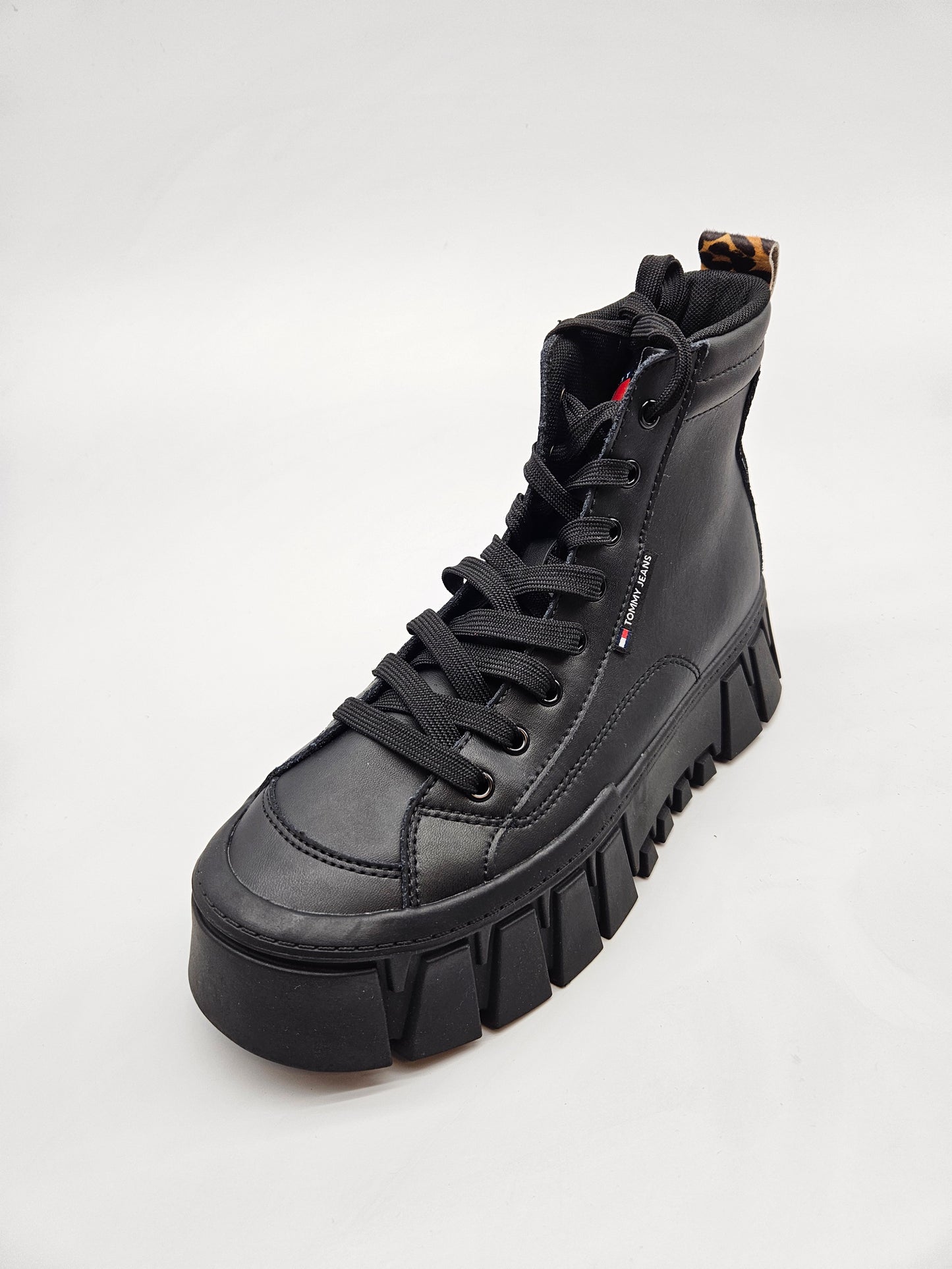 TOMMY HILFIGER ORIGINAL NOVI KOZNI CIZMI BR 39