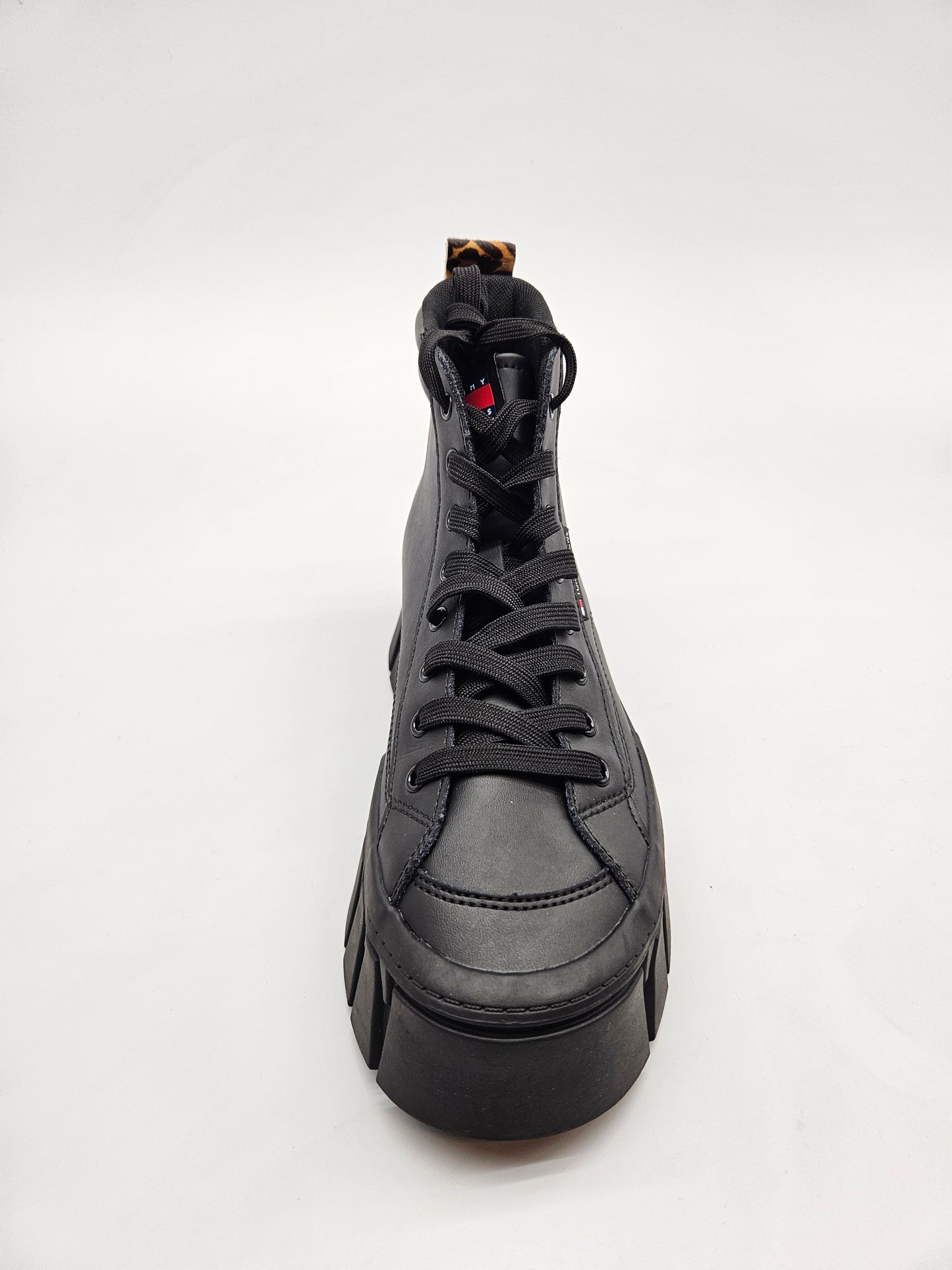 TOMMY HILFIGER ORIGINAL NOVI KOZNI CIZMI BR 39