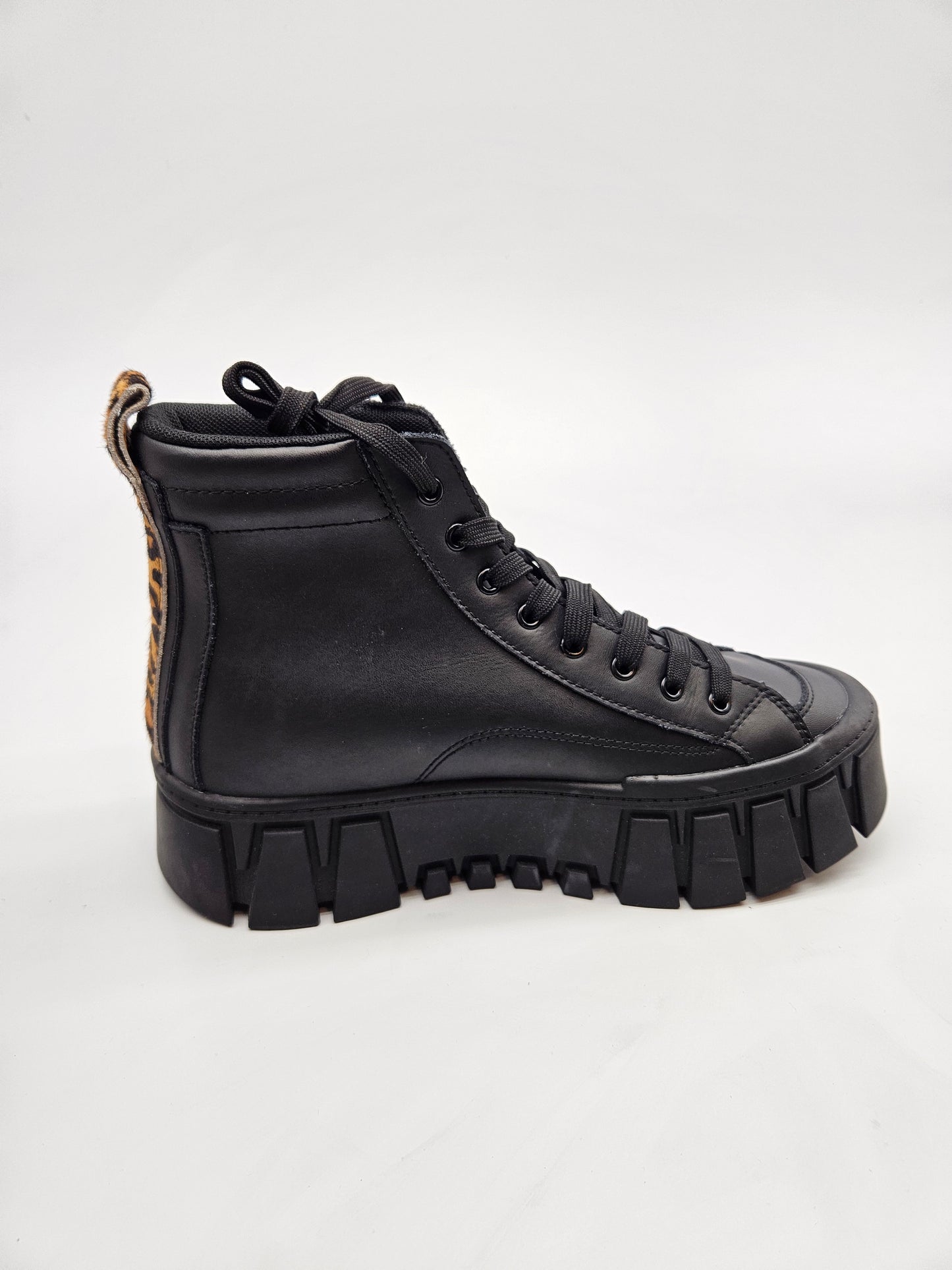 TOMMY HILFIGER ORIGINAL NOVI KOZNI CIZMI BR 39
