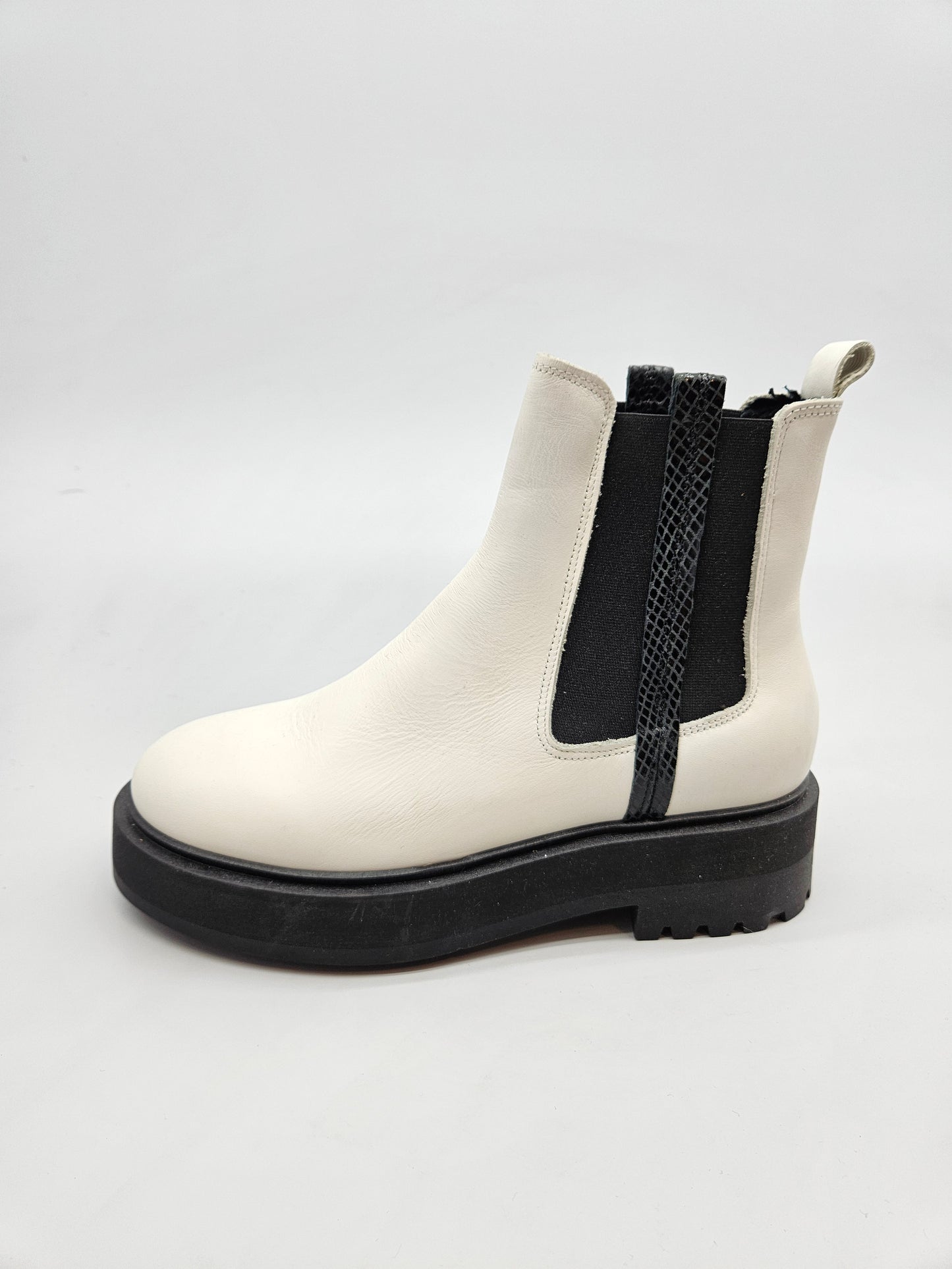 ZIGN NOVI ORIGINAL CIZMI BR 38