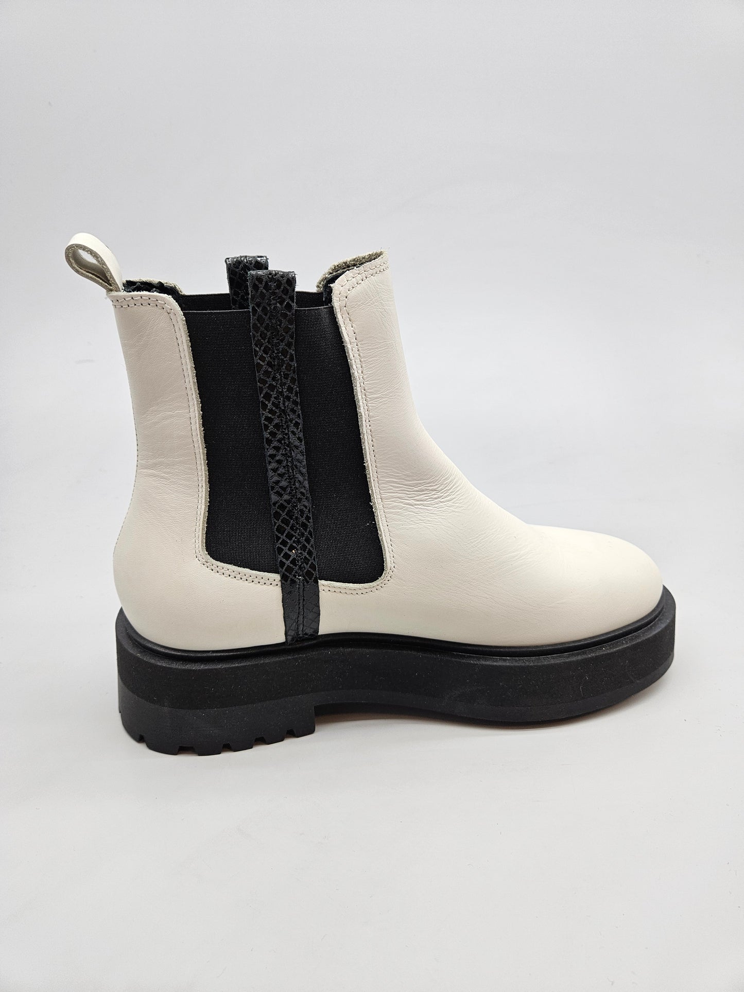 ZIGN NOVI ORIGINAL CIZMI BR 38