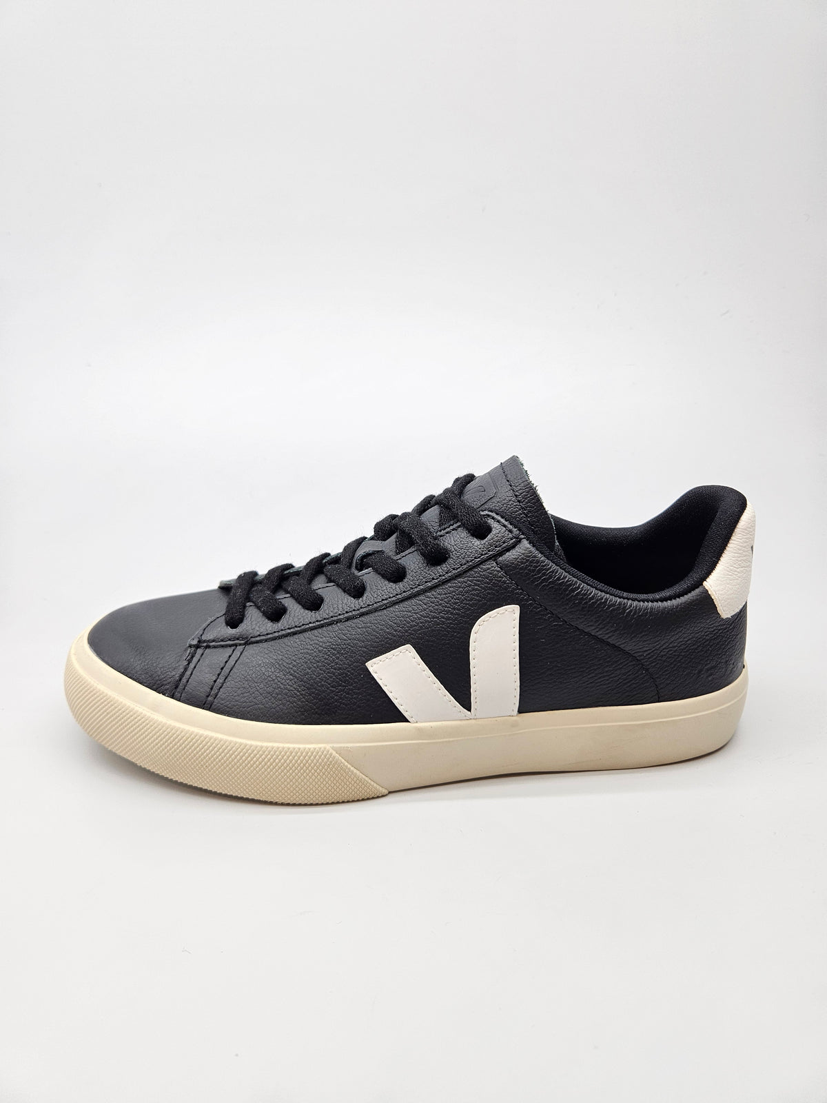 VEJA NOVI ORIGINAL KOZNI BR 39
