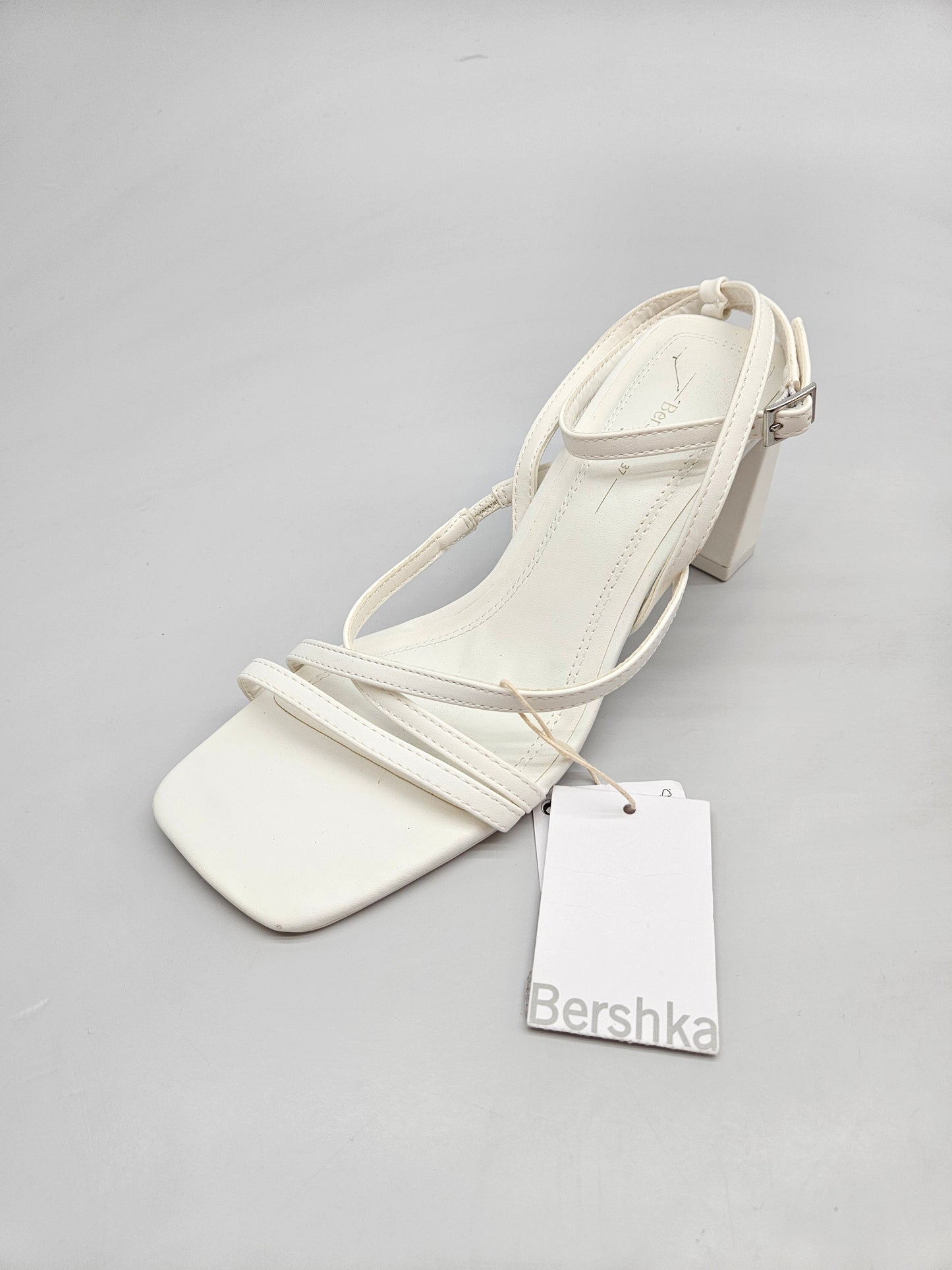 BERSHKA NOVI ORIGINAL SANDALI BR 37