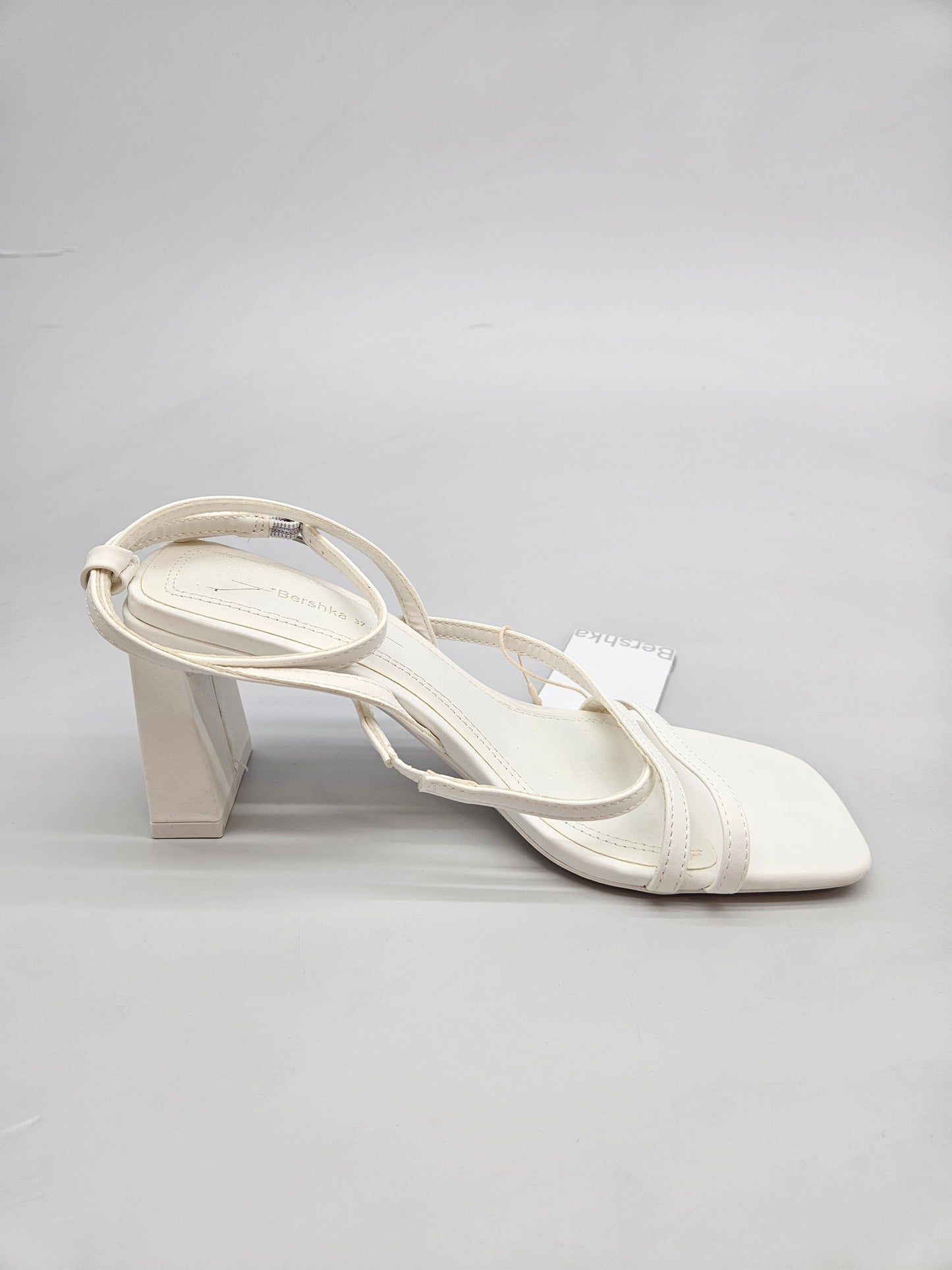 BERSHKA NOVI ORIGINAL SANDALI BR 37