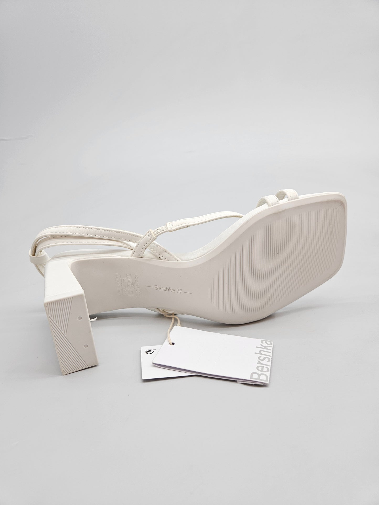 BERSHKA NOVI ORIGINAL SANDALI BR 37