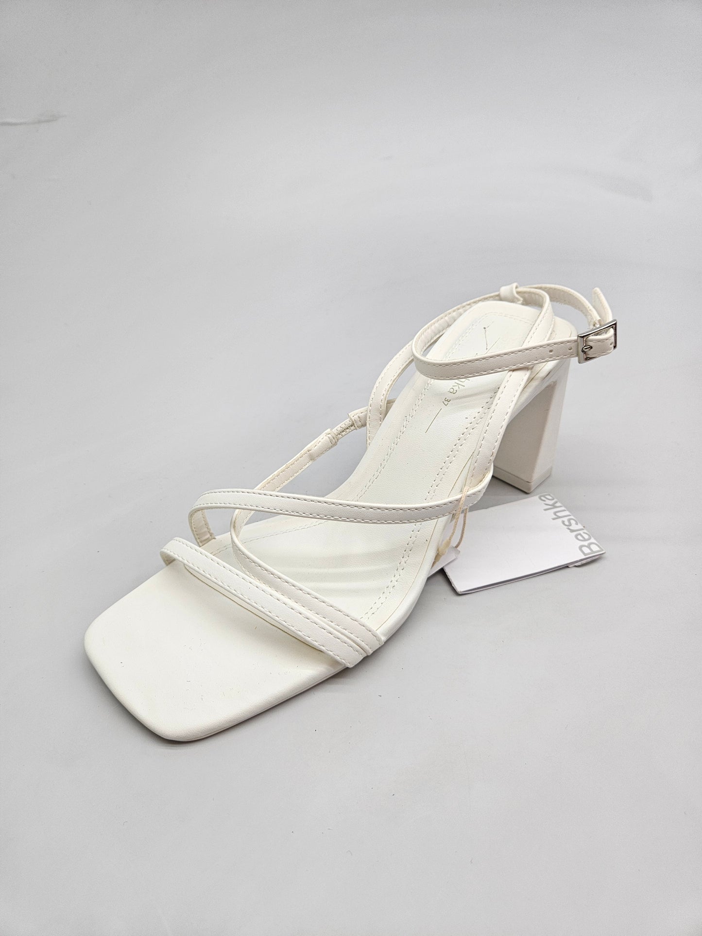BERSHKA NOVI ORIGINAL SANDALI BR 37
