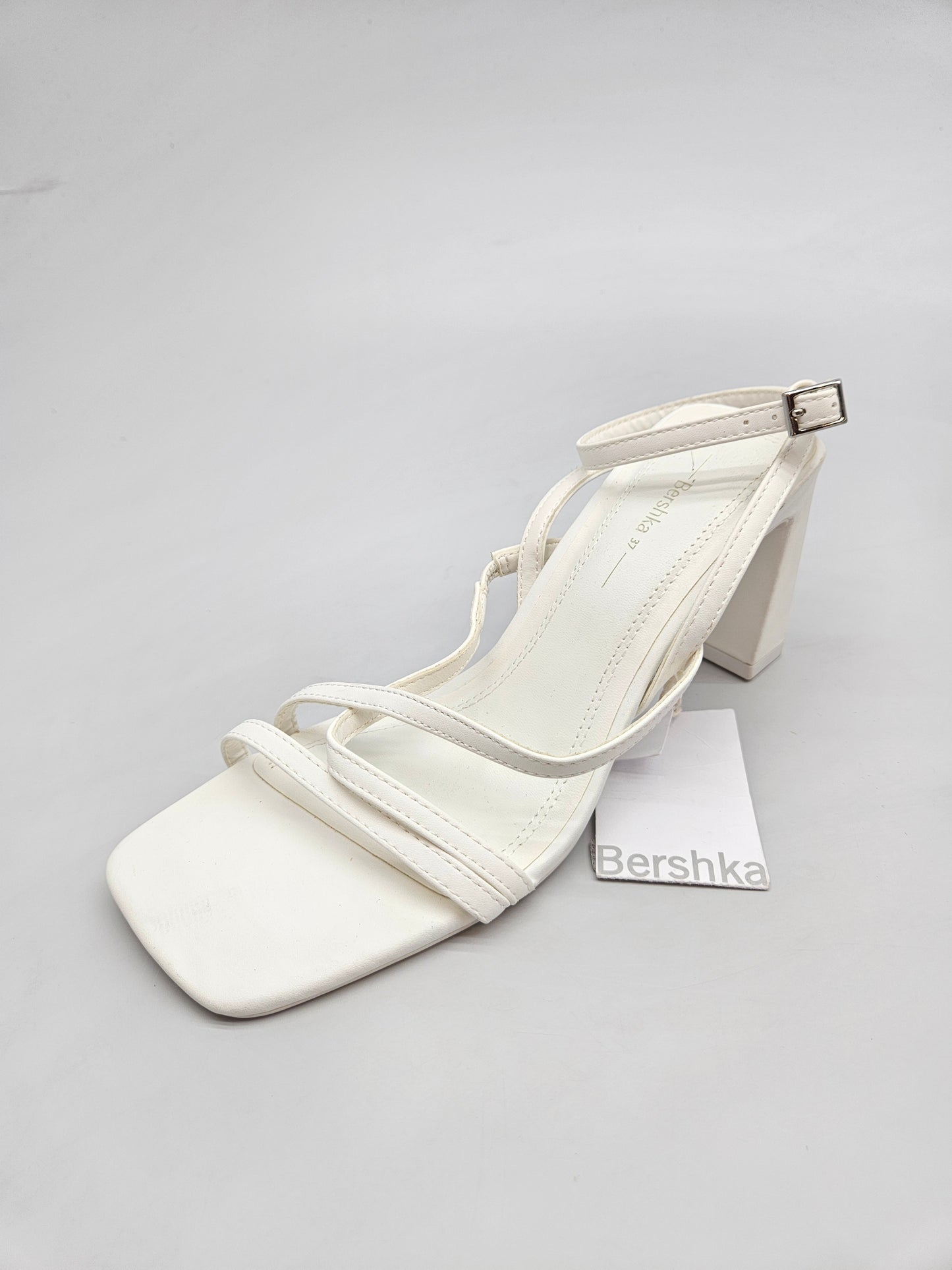 BERSHKA NOVI ORIGINAL SANDALI BR 37