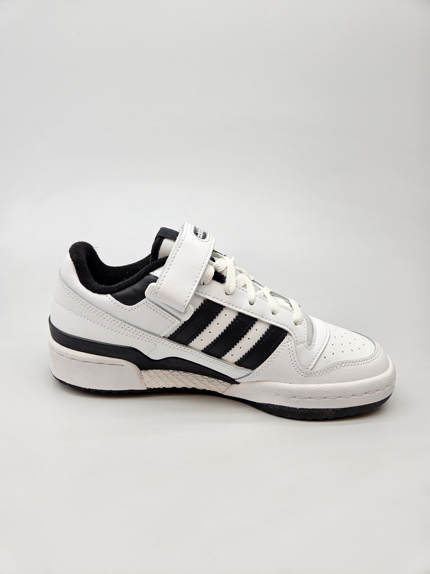 ADIDAS NOVI ORIGINAL PATIKI BR 41