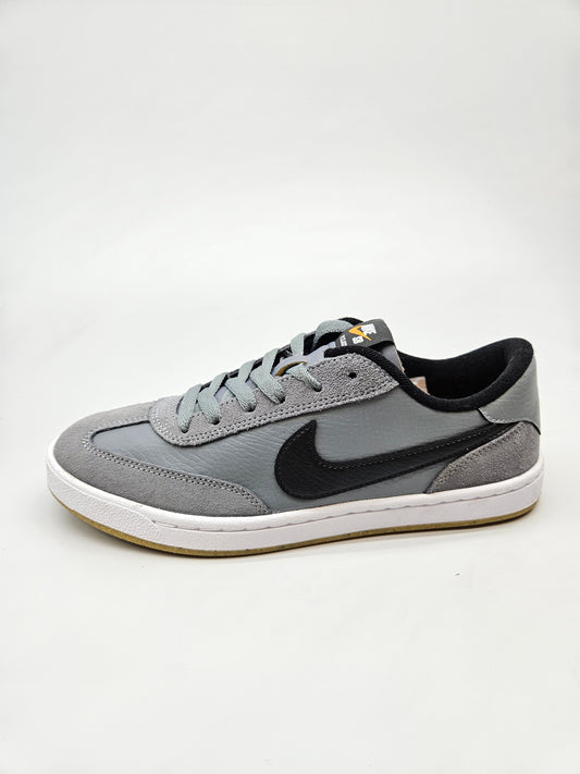 NIKE NOVI ORIGINAL PATIKI BR 40.5