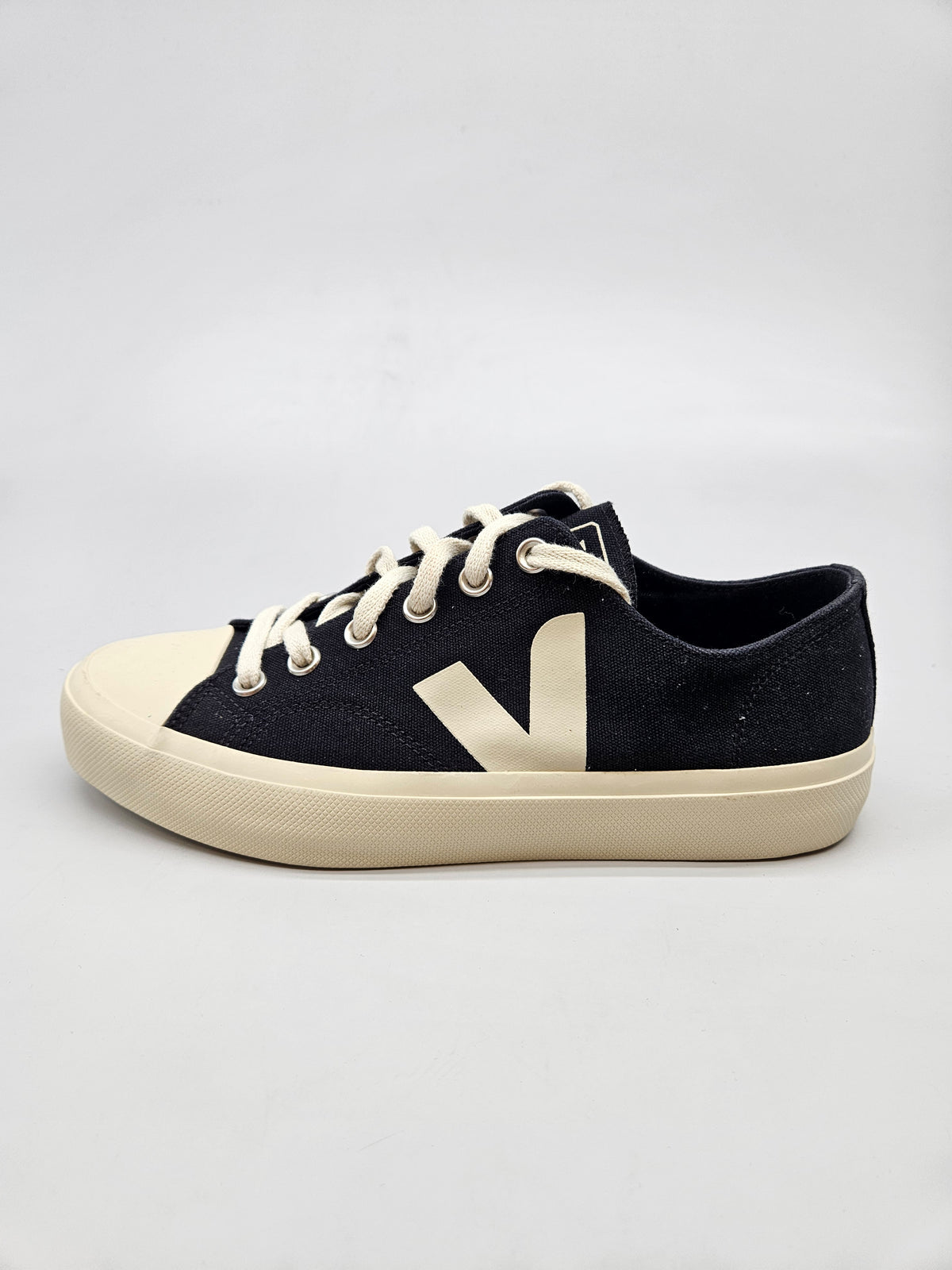 VEJA NOVI ORIGINAL PATIKI BR 41