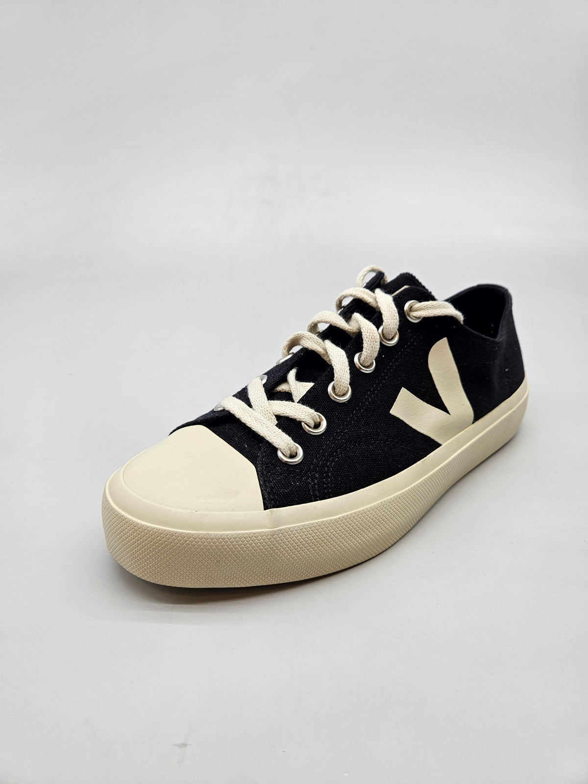 VEJA NOVI ORIGINAL PATIKI BR 41