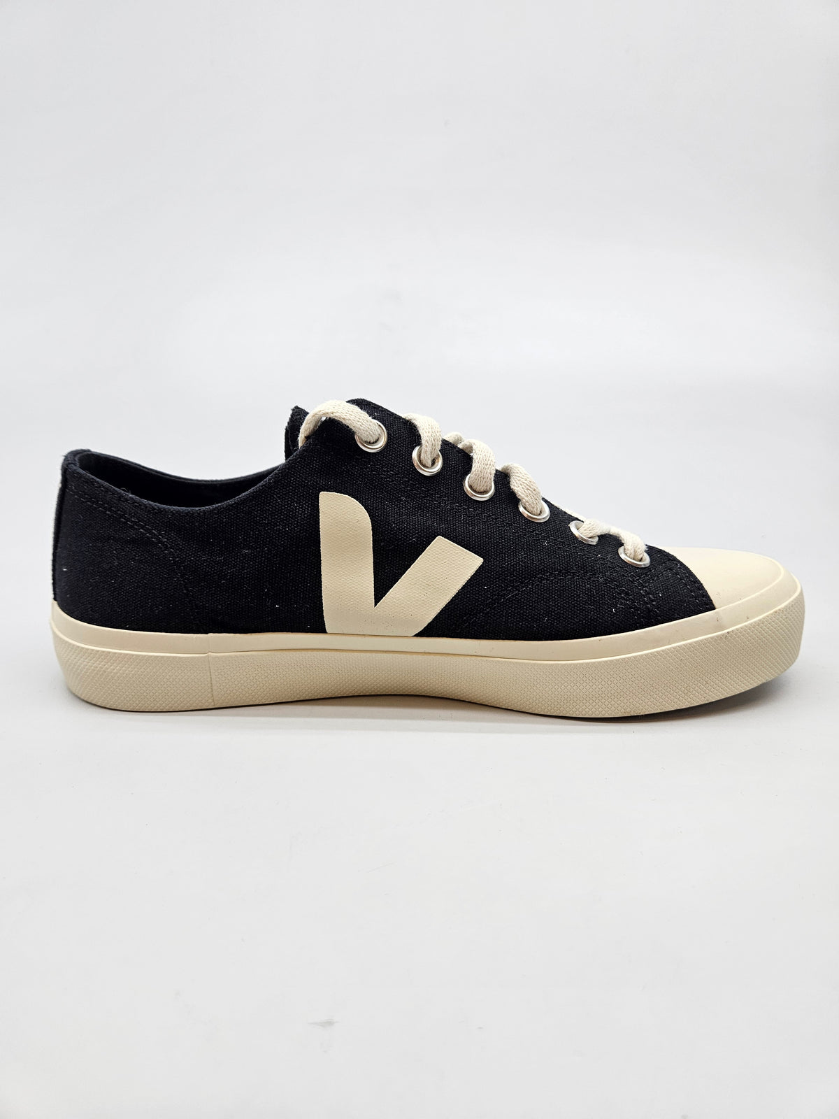 VEJA NOVI ORIGINAL PATIKI BR 41