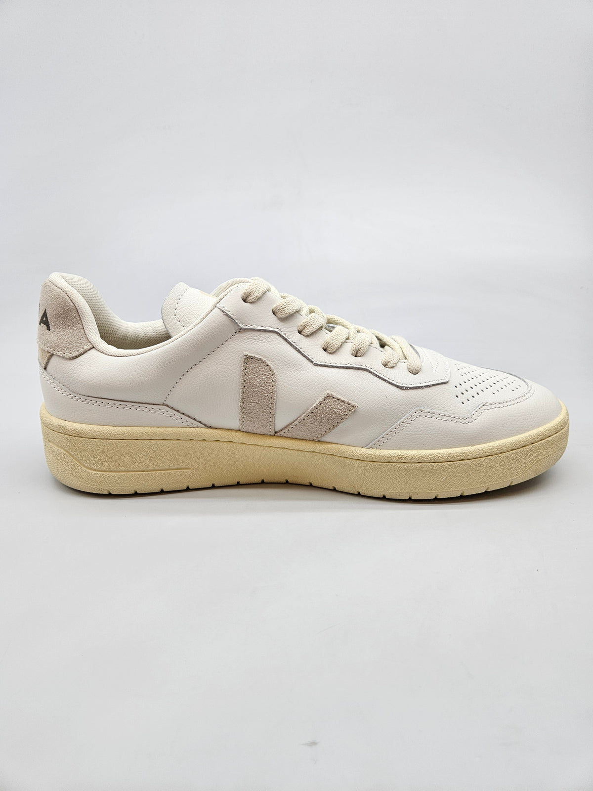 VEJA NOVI ORIGINAL PATIKI BR 43.5