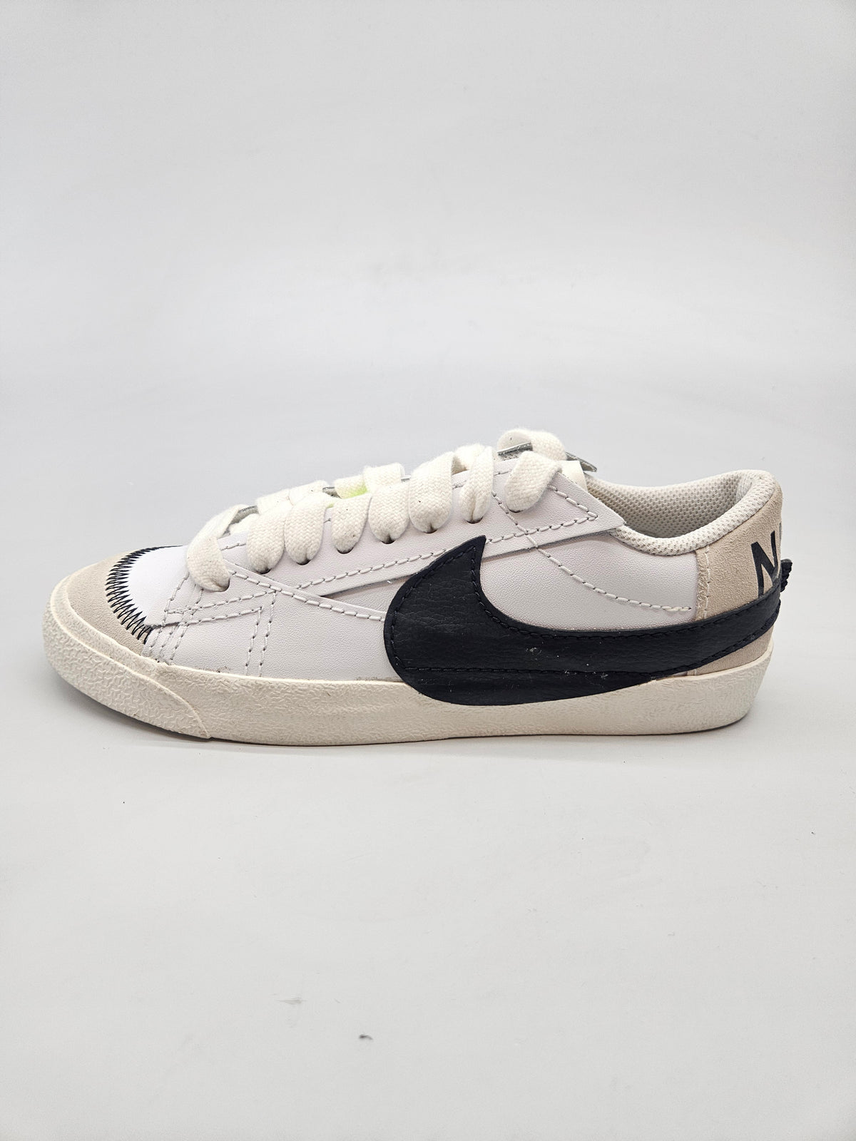 NIKE NOVI PATIKI BR 39