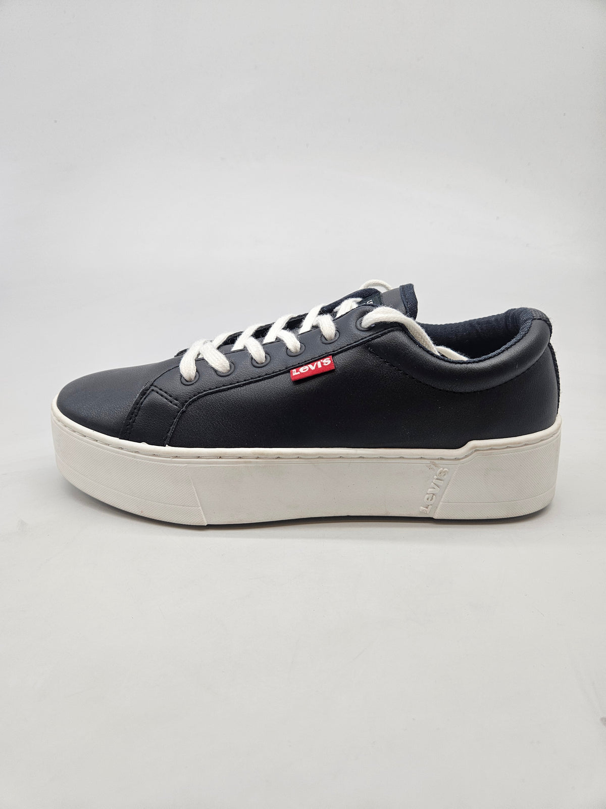 LEVIS NOVI ORIGINAL PATIKI BR 37
